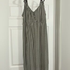 Women’s dresses:casual and dressy, and one jump suit! All size M and L!